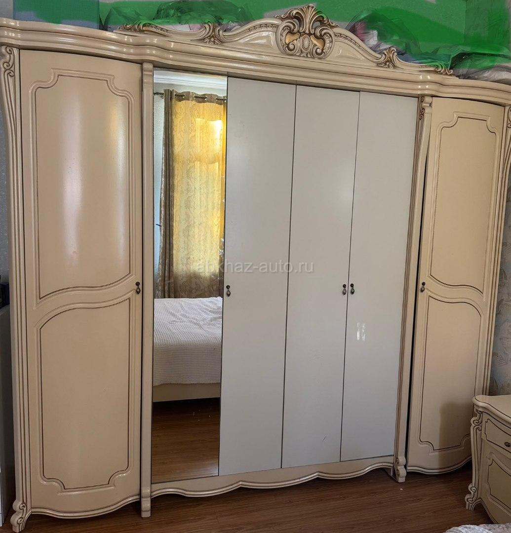 Продается шкаф. 25 000.