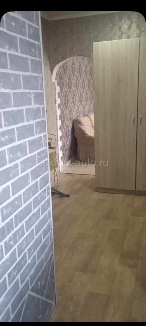 Сдам  на круглый год россиянам   однокомнатную просторную квартиру,на новом районе.    90.