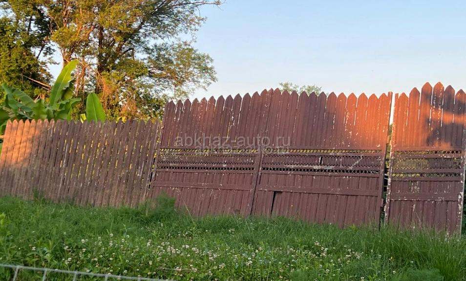 железный забор