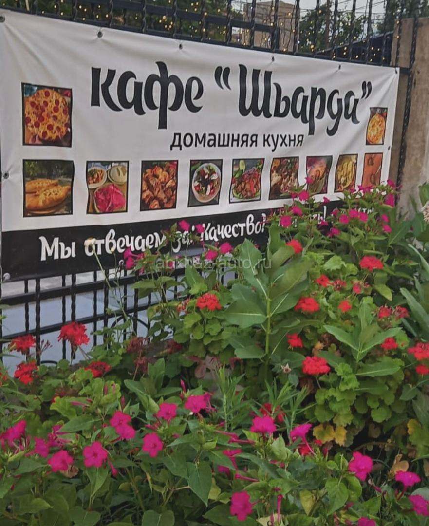 Требуется официант (молодая девушка до 18 лет )