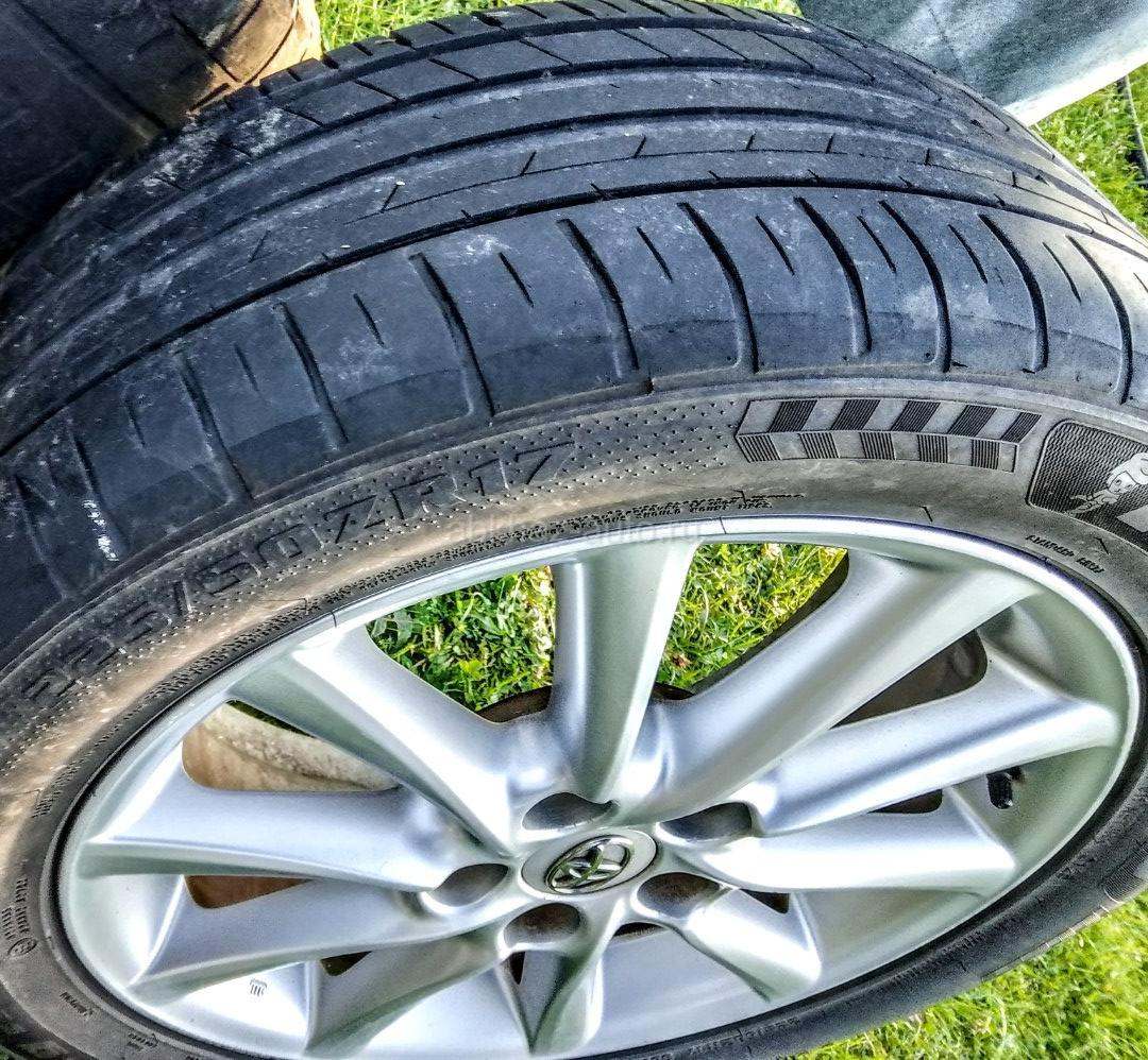 17  225 50  Хорошие диски и резина.  TOYOTA