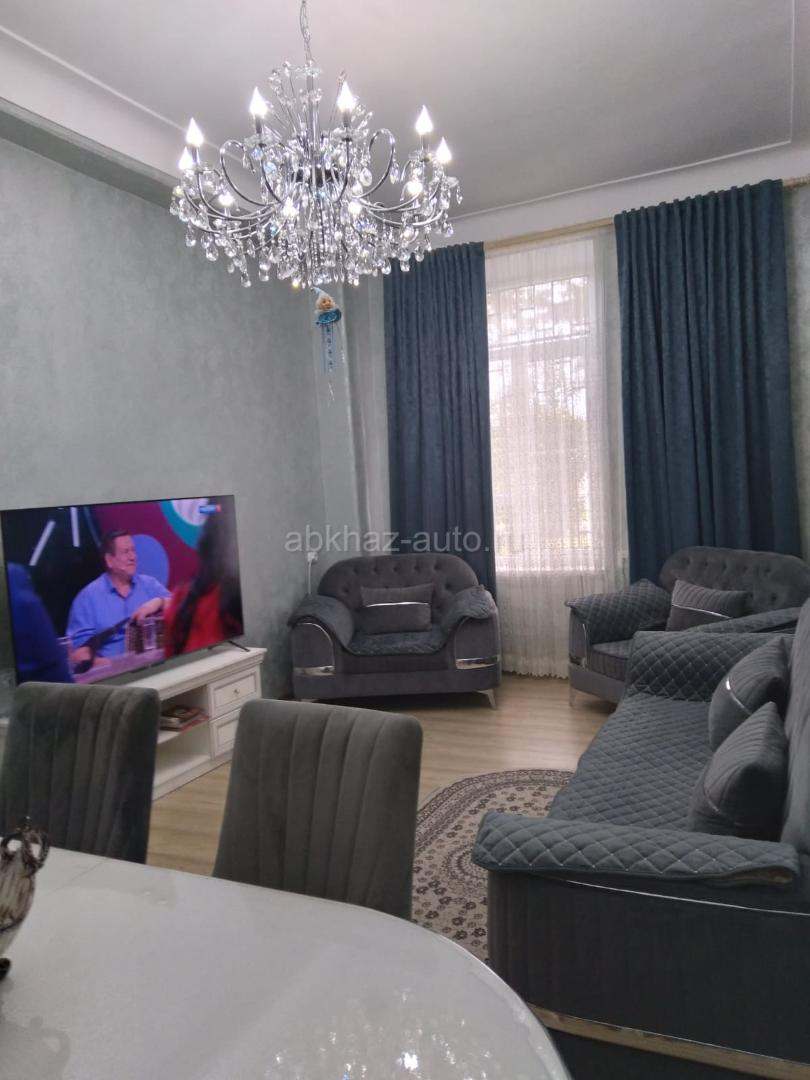 Сухум центр 3 х ком 3500
