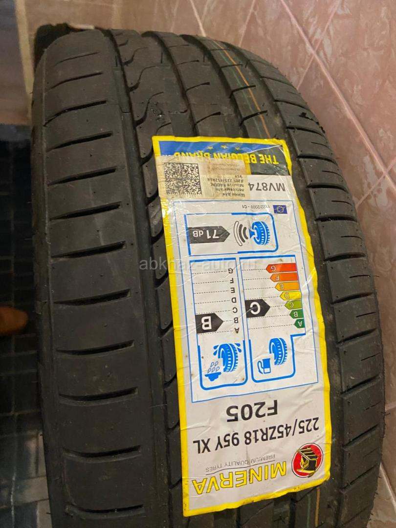 Комплект новых шины 225/45 18 245/45 18