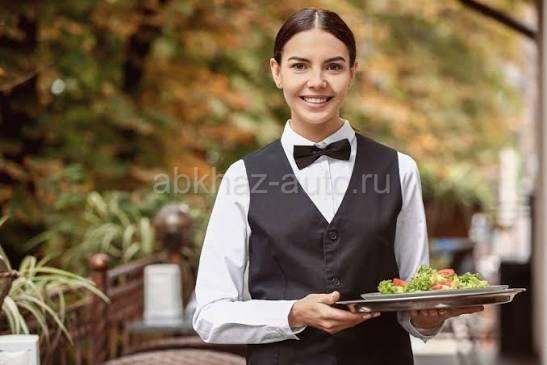Требуется официант
