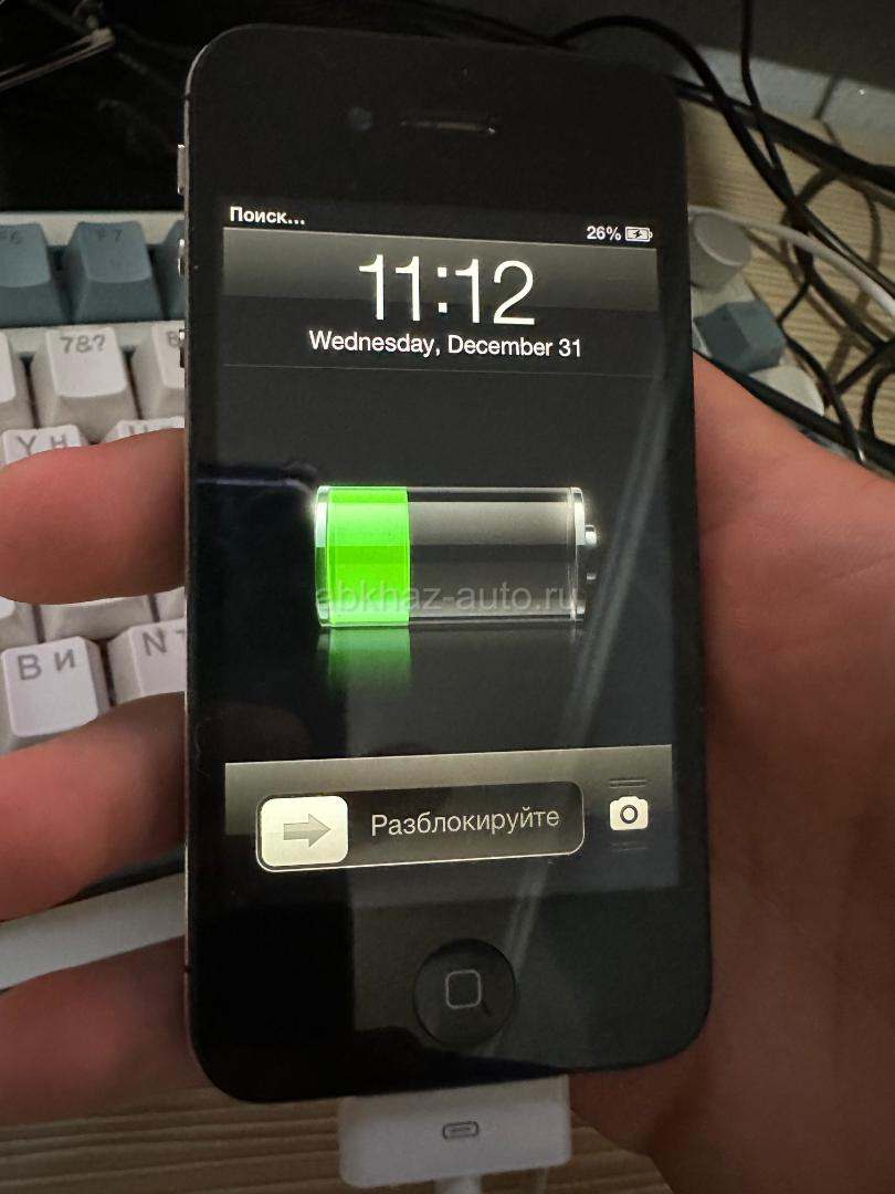 iPhone 4s с играми и зарядкой